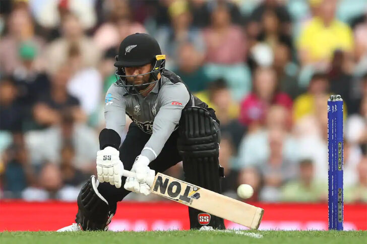 AUS vs NZ : कहीं पे निगाहें कहीं पर निशाना, पैट कमिंस की चाल पर भारी पड़ी डेवॉन कॉन्वे की चाल! चतुराई चौके का VIDEO हुआ वायरल