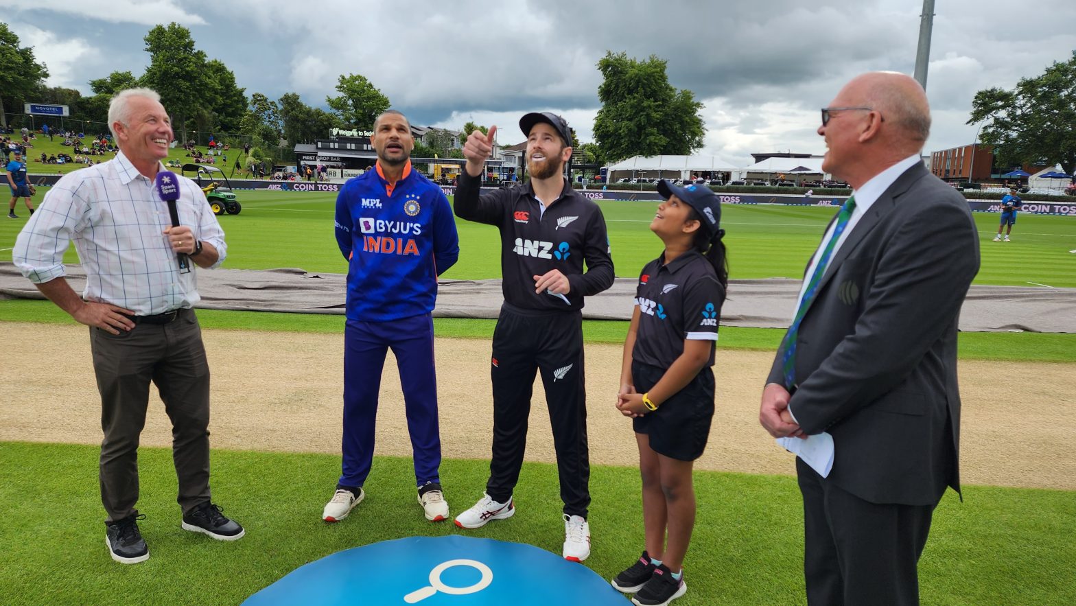 IND vs NZ: न्यूजीलैंड के खिलाफ दूसरे मैच में भारत टॉस हार कर करेगा पहले बल्लेबाजी, करो या मरो मुकाबले में धवन ने बदल दी पूरी टीम