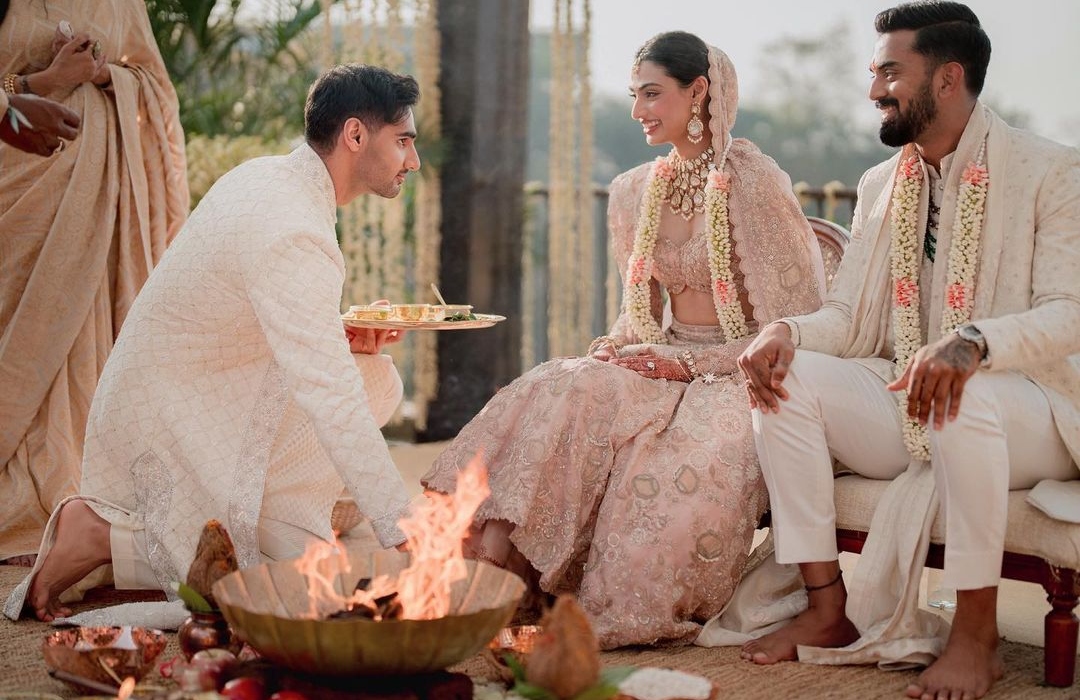 किसी ने दी AUDI कार तो किसी ने दी BMW तो किसी ने डायमंड की ब्रेसलेट, कोहली और धोनी ने दिया केएल राहुल और आथिया शेट्टी को सबसे महंगा गिफ्ट