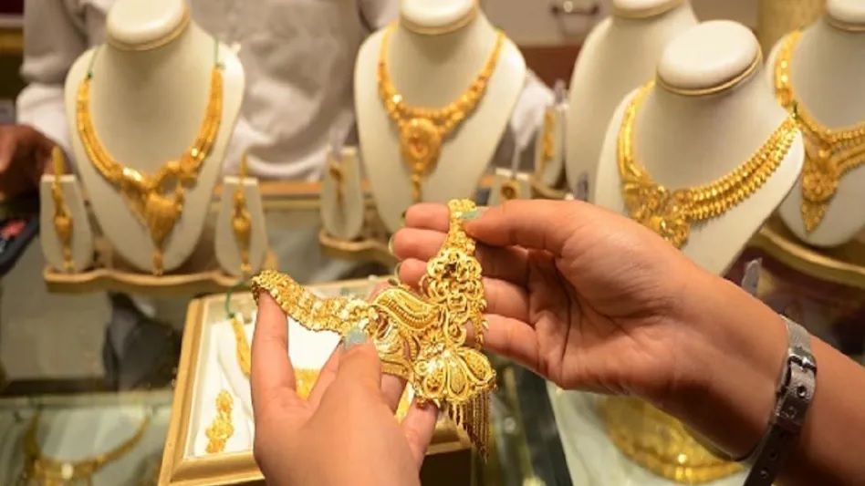 Gold Silver Price: शादी का सीजन शुरू होने से पहले आई खुशखबरी, सोने और चांदी की कीमतों में आई भारी गिरावट, जानिए क्या है आपके शहर में भाव