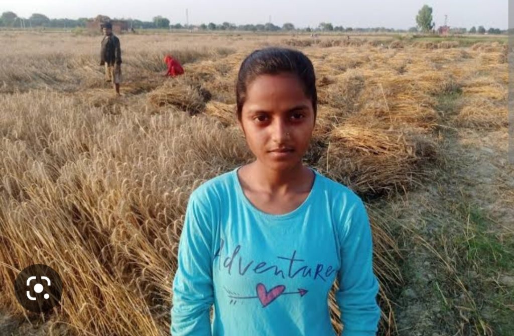 खेत में गेंहू काटने वाली किसान की बेटी Rani Kumari बनी इंटर की टॉपर, बताया कैसे मुसीबतों से की पढ़ाई
