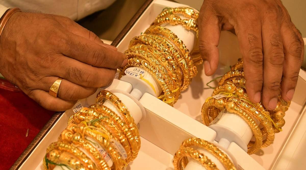 Gold Silver Price Today: शादियों के लिए खरीदना है सोना तो न करें देरी, जानिए क्या है 22 कैरेट सोना और चांदी की कीमत