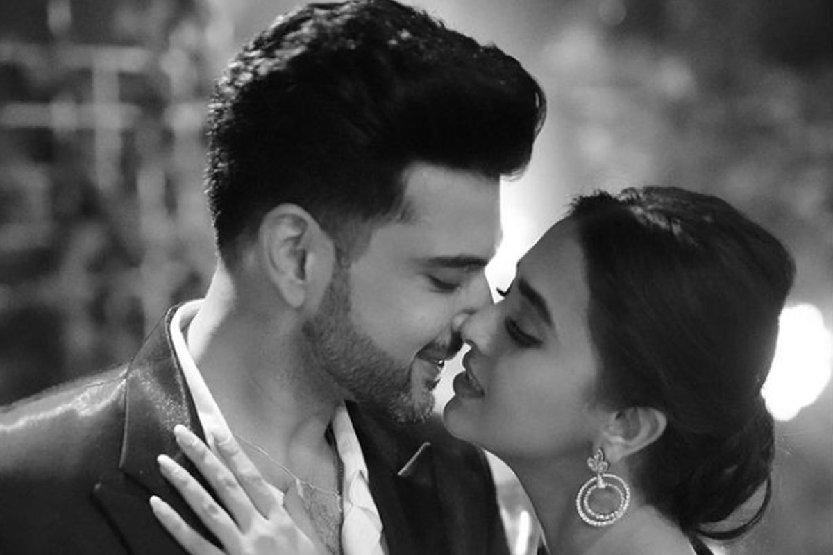 पार्टी में गर्लफ्रेंड के साथ बेकाबू हुए Karan Kundra, Tejasswi Prakash को किया लिप लॉक, पार की सारी हदें
