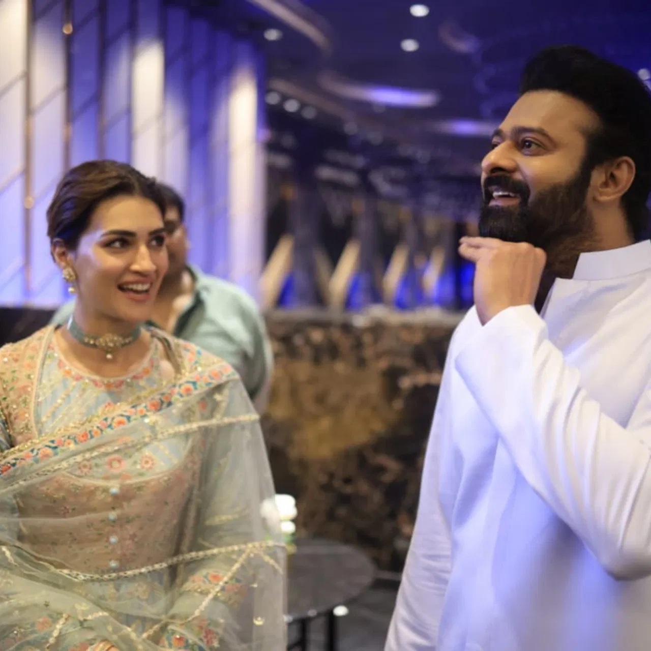 एक बार फिर साथ नजर आए Prabhas और Kriti Sanon, डेटिंग की खबरों को फिर मिली हवा