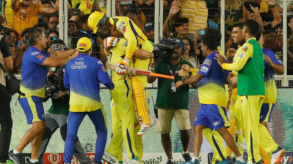 IPL 2023 का खिताब जीतने के बाद भावुक हुए MS Dhoni, रोक नहीं पाए अपने आंसू, वीडियो वायरल